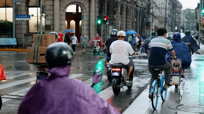 雨天街头骑车的人们