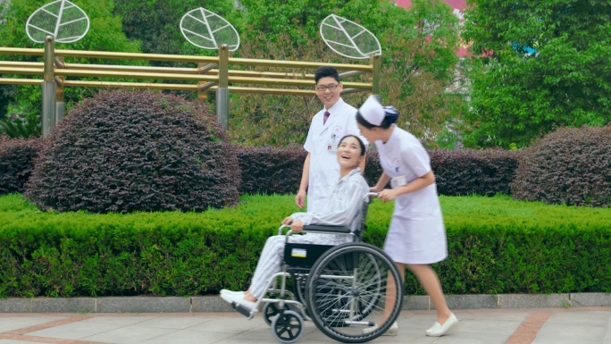 推着轮椅 康复训练 患者笑容