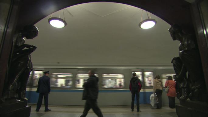 莫斯科地铁人流等待进站上车等空镜