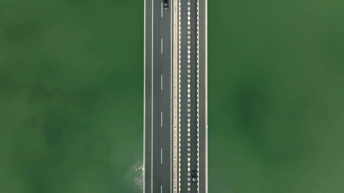 跨海大桥鸟瞰汽车行驶