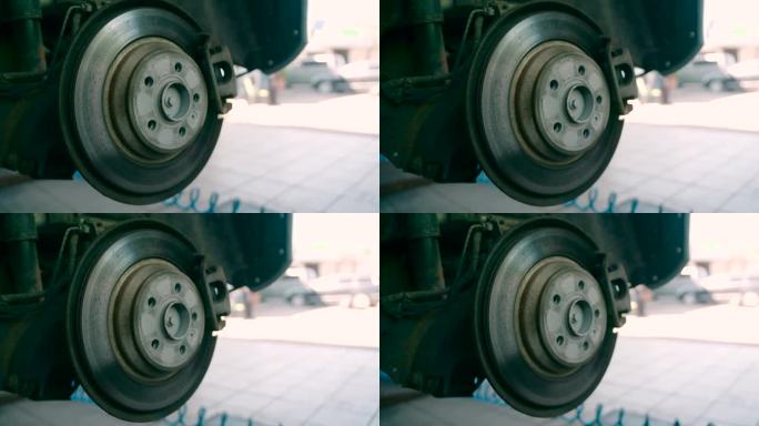 在车库里，汽车车轮从车轮拱上拆下来修理汽车制动器