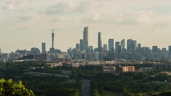 广州华南快速路车流与珠江新城CBD