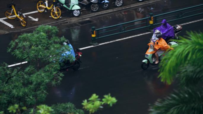 橘黄色雨衣