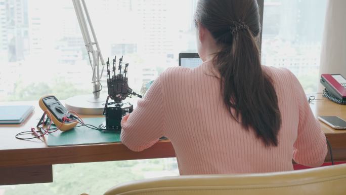 女程序员编码假肢机器人手臂控制机器人运动的软件应用程序