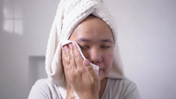 洗脸后用毛巾擦干脸的女人