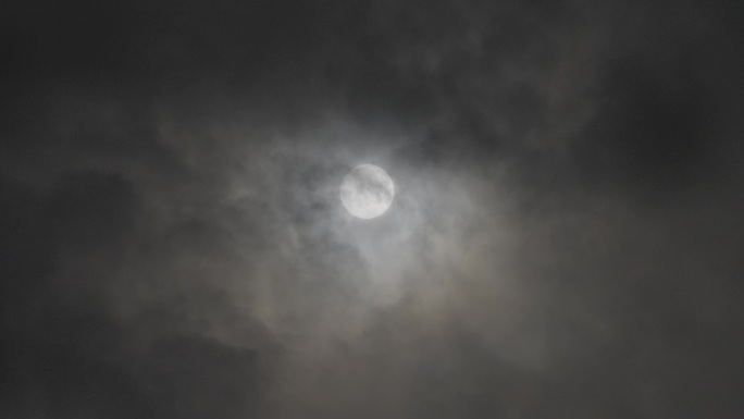 中秋夜空中的月亮满月乌云动