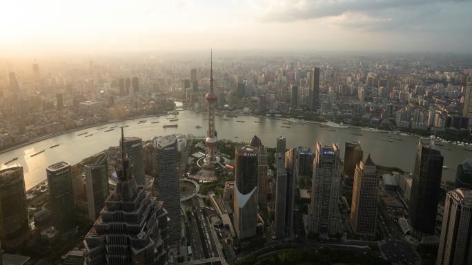 4k日夜延时：上海市陆家嘴区和外滩的鸟瞰全景，夜晚的摩天大楼灯光秀，中国。