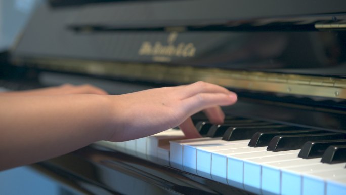 4K孩子的手在钢琴上熟练的弹奏