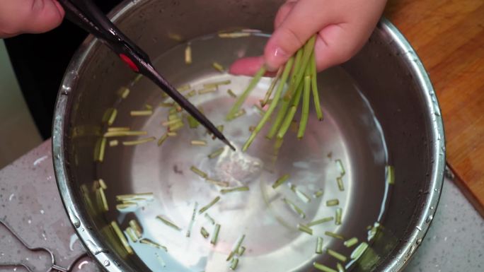 清洗香茅草苋菜梗蔬菜切菜