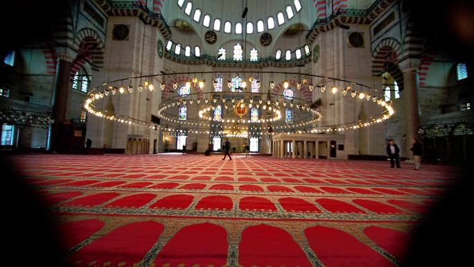 空旷的清真寺祈祷大厅
