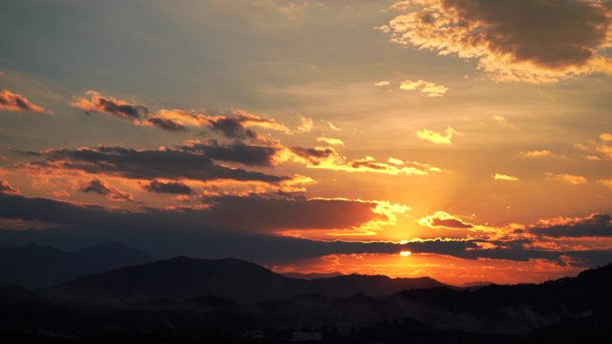 山日出延时早上天空阳光云朵山峰太阳升起来