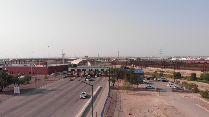一个阳光明媚的日子，美国和墨西哥在美洲科尔多瓦国际大桥上的国际边界