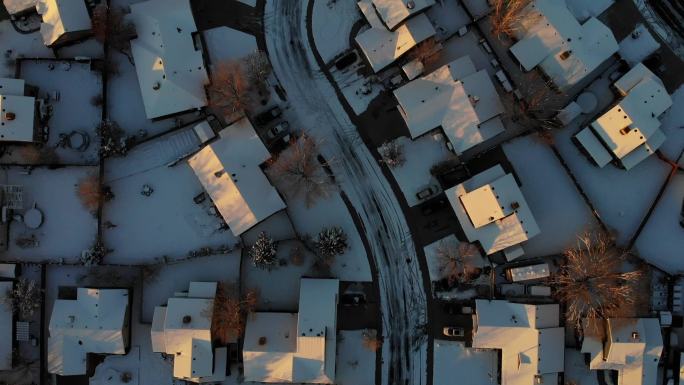 无人机拍摄的晴天白雪覆盖的街区