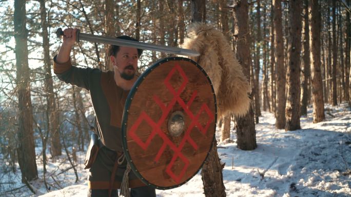 中世纪的战士用盾牌和剑练习战斗技能