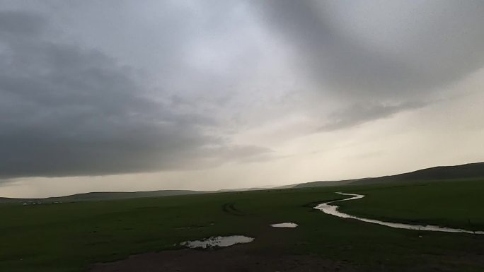 草原 车拍 阴雨 云朵 行进