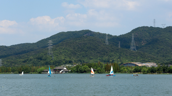 杭州湘湖风景区湖面上的帆船与皮划艇