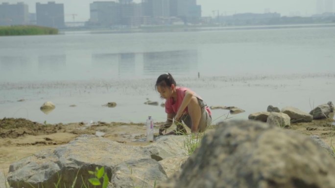 河边沙滩小孩玩水叙事视角空境童年回忆