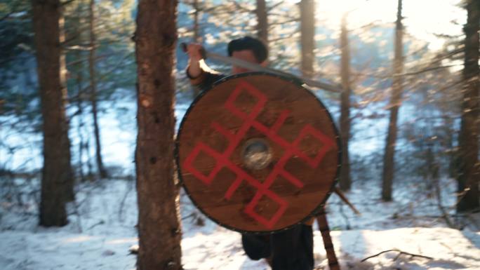 在冬天，在森林里奉献的中世纪中年战士，为战争做准备