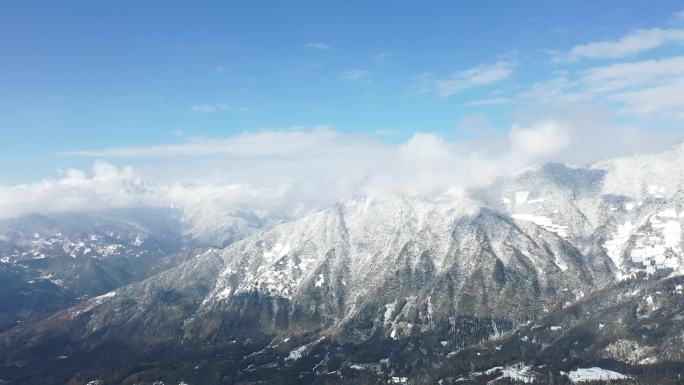 雪压巨北峰