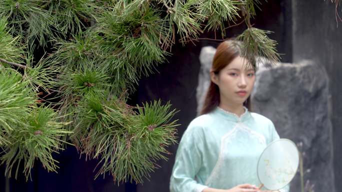 中式园林中的旗袍女孩