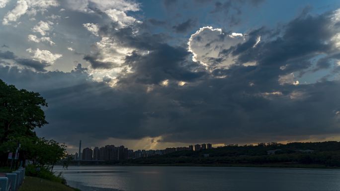 暴雨前风云变幻丁达尔效应光影交错延时素材