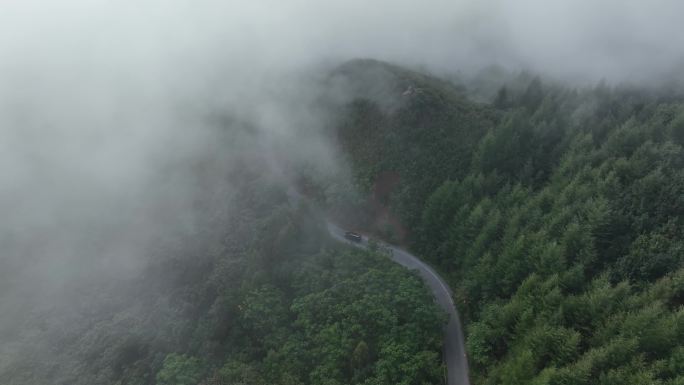 崇山峻岭盘山公路