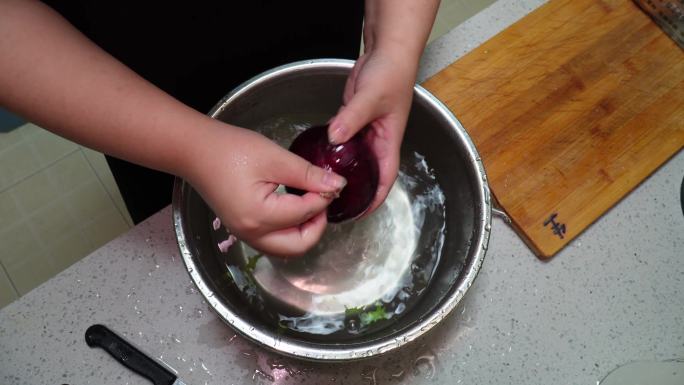 清洗紫皮洋葱圆葱剥皮