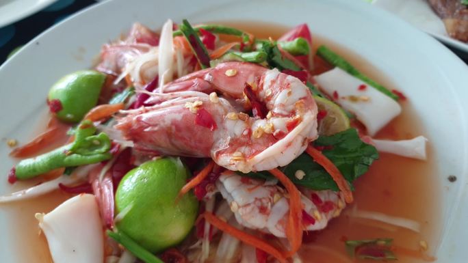 木瓜辣沙拉和鲜虾。泰国菜。