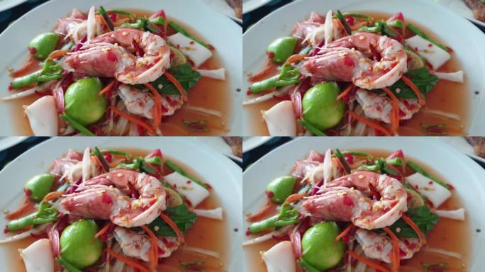 木瓜辣沙拉和鲜虾。泰国菜。