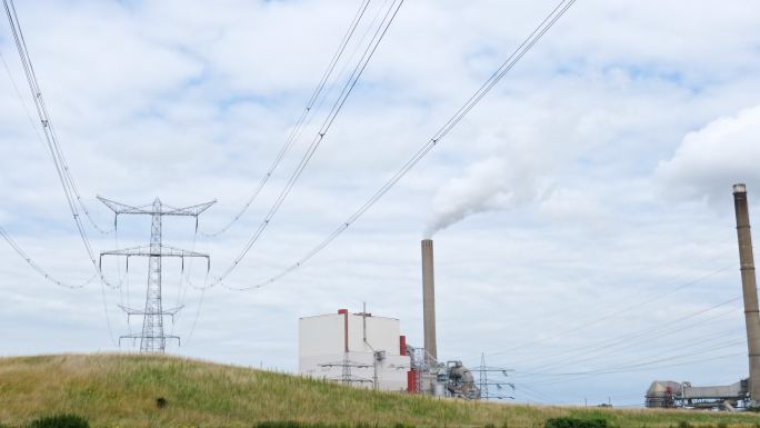 发电厂和电力塔。火电厂工业烟囱污染环境气