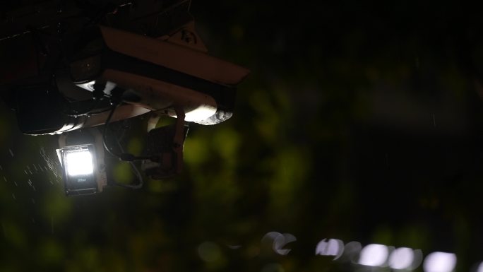 夜晚下雨雨夜红外线监控摄像头灯光实拍素材