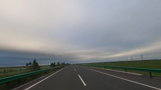 高速公路 阴雨 云朵