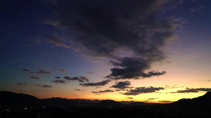 天空晚霞傍晚延时黄昏乡村群山唯美紫霞云朵