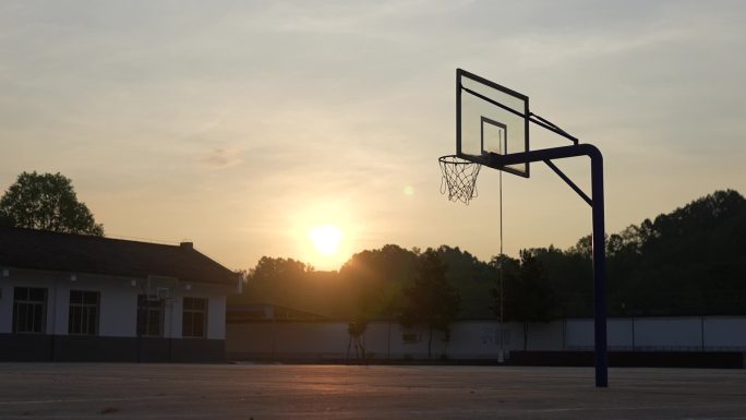 篮球场的日出