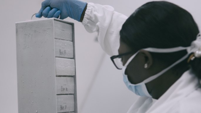 一位年轻科学家在实验室取回冷冻医学样本的4k视频片段