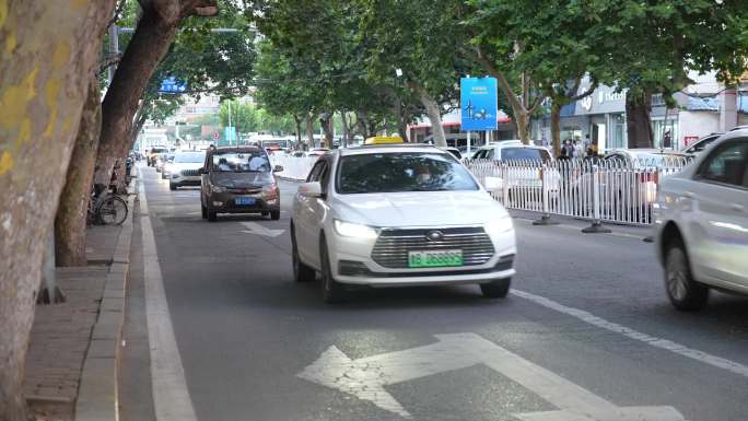 城市街道车流行人-人群过马路