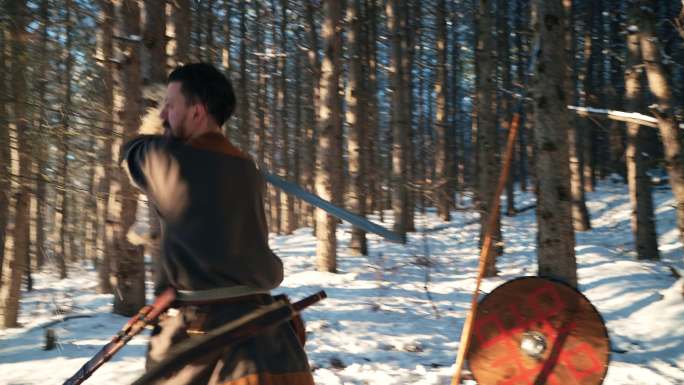 中世纪的战士在冬天在森林里为战斗做准备