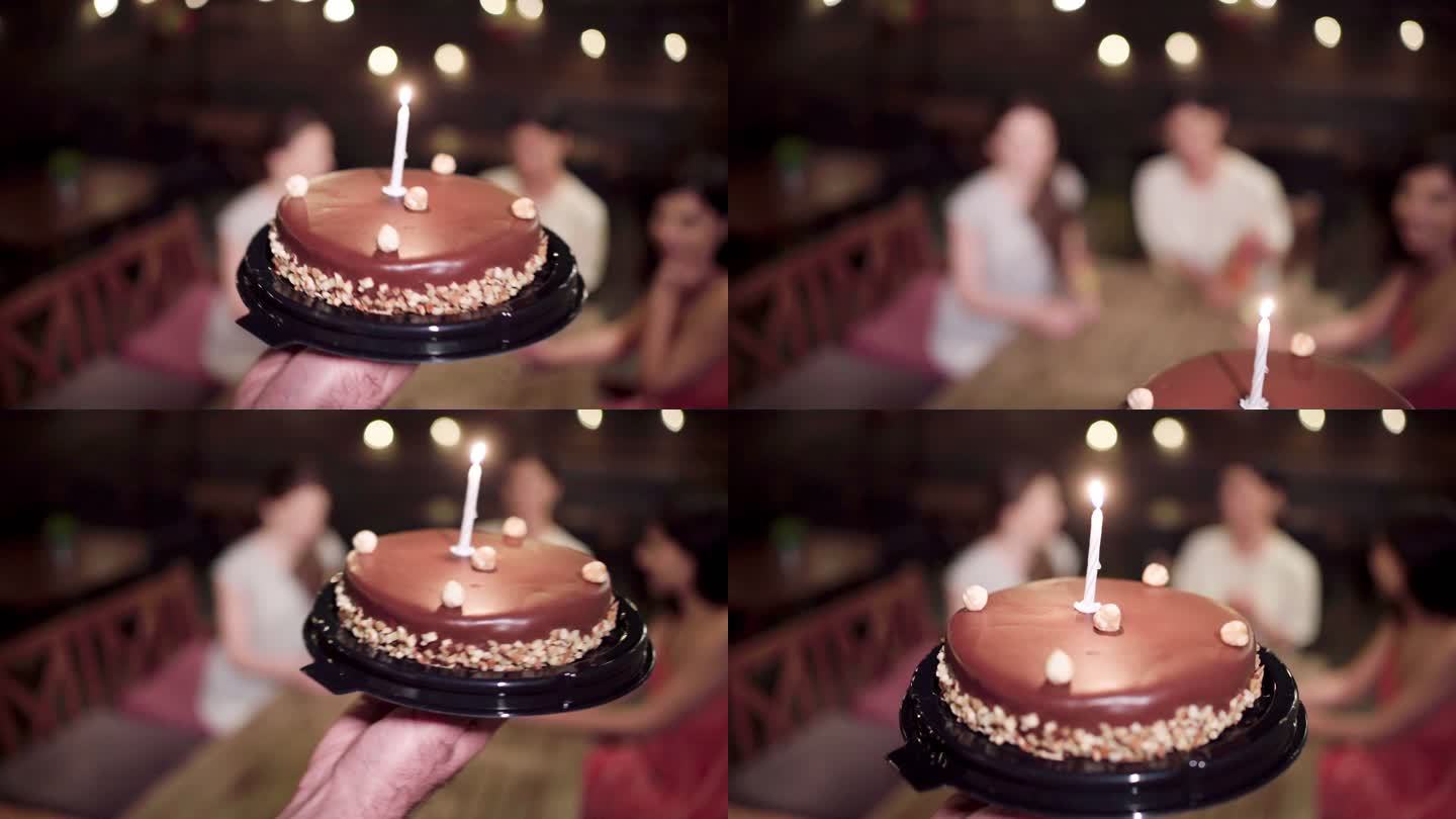 服务员点燃生日蛋糕上的生日蜡烛