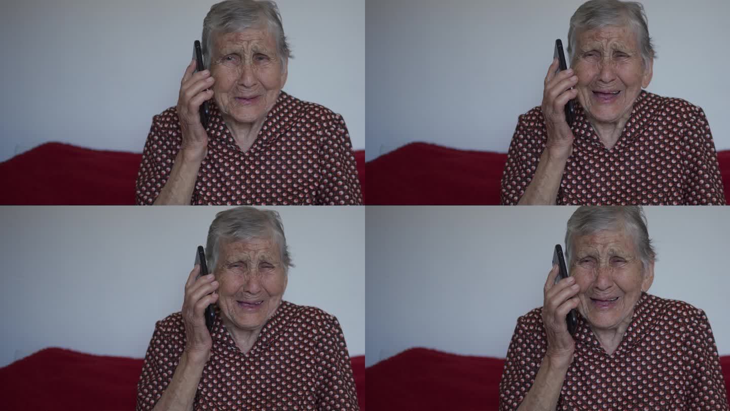 一位上了年纪的女士在智能手机上微笑