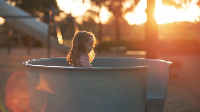 小女孩在操场上玩夕阳小孩玩转转