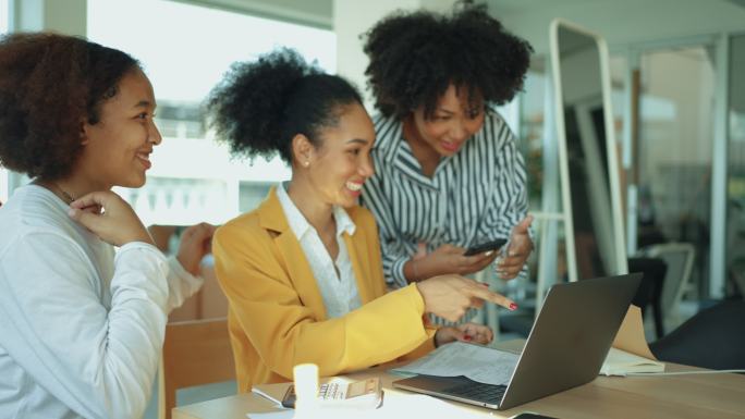 非洲妇女和朋友使用笔记本电脑参加会议