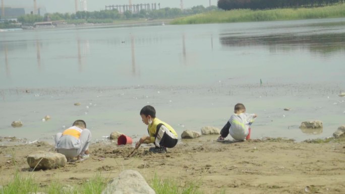 河边沙滩小孩玩沙子童年时光回忆