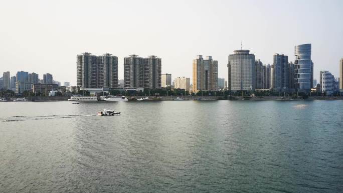一艘海巡艇在襄阳汉江里航行