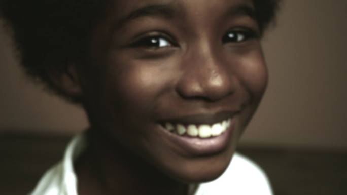 微笑男孩洁白移民教育
