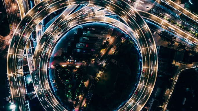 天桥和夜间城市交通的T/L PAN无人机视角