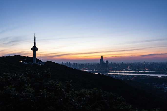 岳麓山山顶拍摄长沙夜景转日出