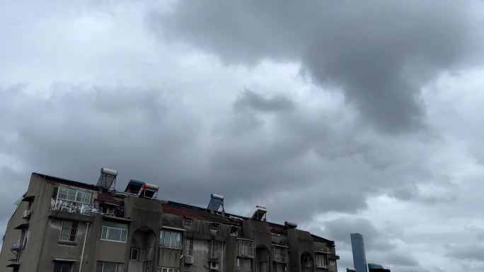 阴天乌云密布要下雨的天空