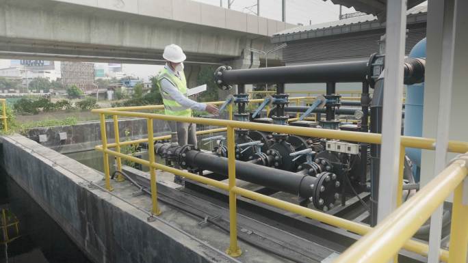 工程师正在检查处理池系统。