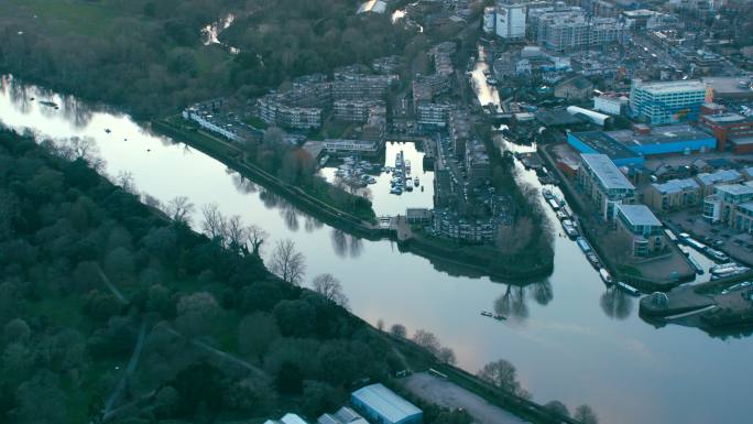 英国伦敦西部泰晤士河和布伦特福德码头鸟瞰图。4K