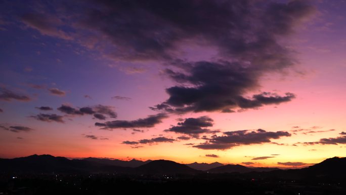 天空晚霞傍晚延时黄昏乡村群山唯美紫霞云朵